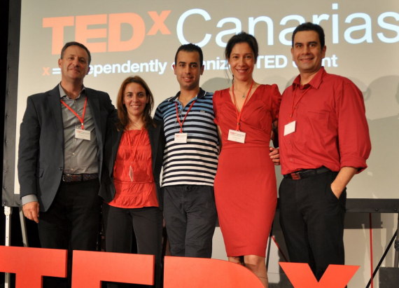 Equipo impulsor (Julio, Yael, Yo, Dácil y Antonio) junto a la representante de DESIC.